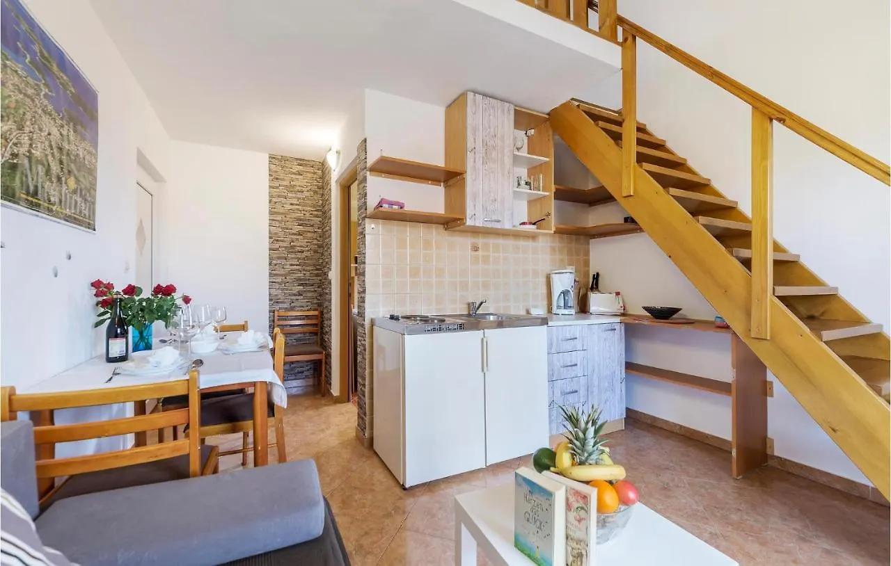 1 Bedroom Lovely Apartment In Medulin