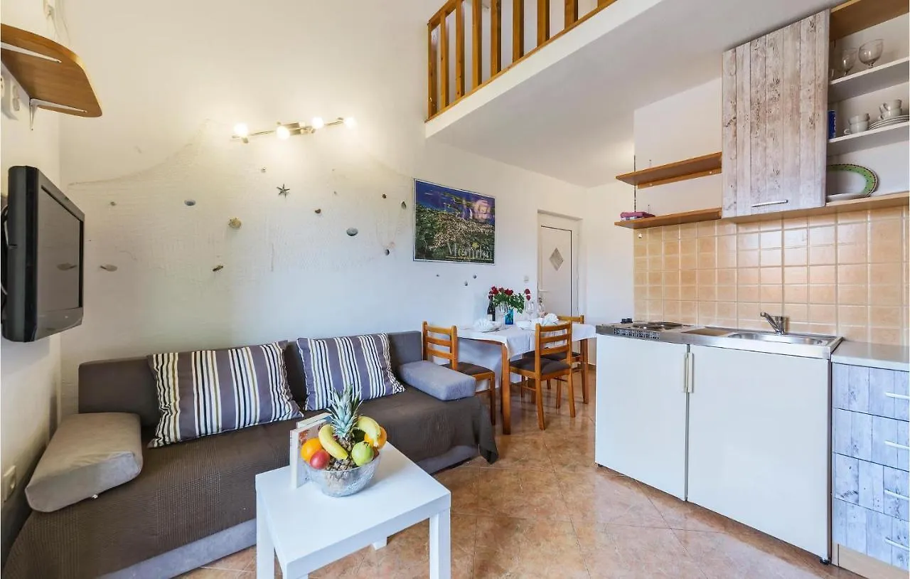 1 Bedroom Lovely Apartment In Medulin